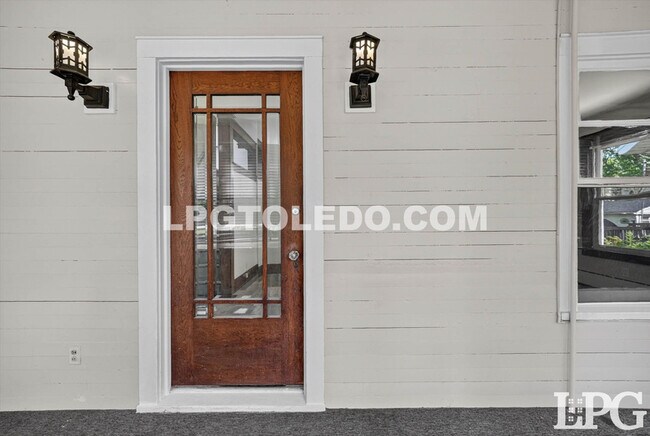 Building Photo - 3822 Lockwood Ave