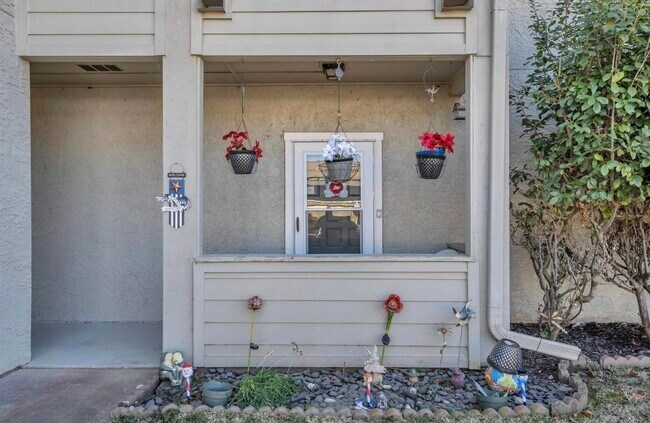 Building Photo - 604 Highcrest Dr
