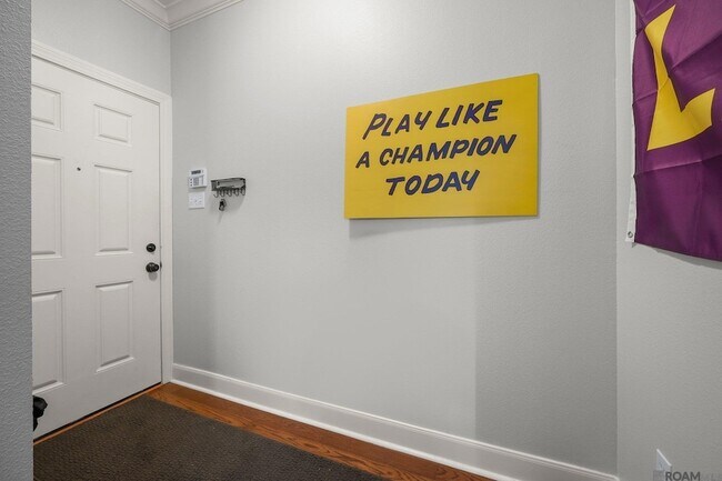 Building Photo - 710 E Boyd Dr