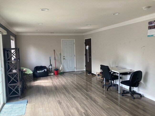 Building Photo - 1822 Eisenhower Dr