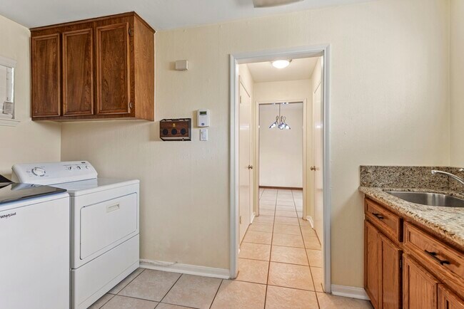 Building Photo - 3218 Freshmeadows Dr