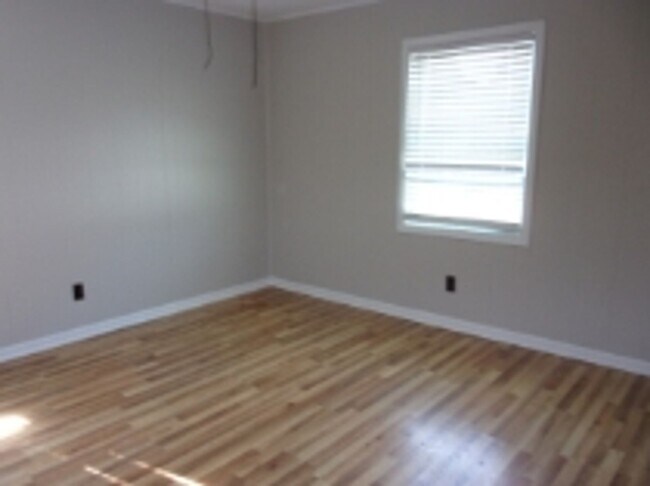 Building Photo - 1823 India Hook Rd