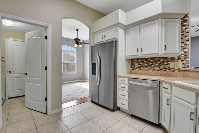 Building Photo - 11 Manderley Ln