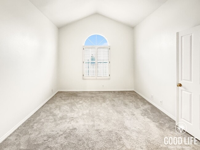 Building Photo - Bright 2Bd/2.5Ba End Unit w/Water/Sewer/Trash Included In Prestigious Tustin Community!