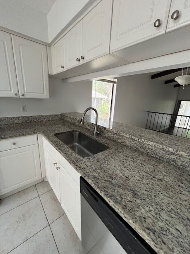 Building Photo - ***4 Bed 3.5 Bath in Tuscawilla!***