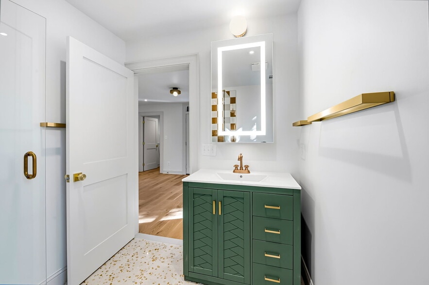 Extra light built-in - 4629 Keswick Rd