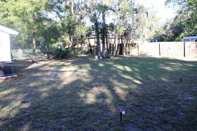 Building Photo - 2425 SE 10th Ave