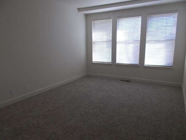 Building Photo - Single Story Wingfield Spring 3 BR, 2 Bath...