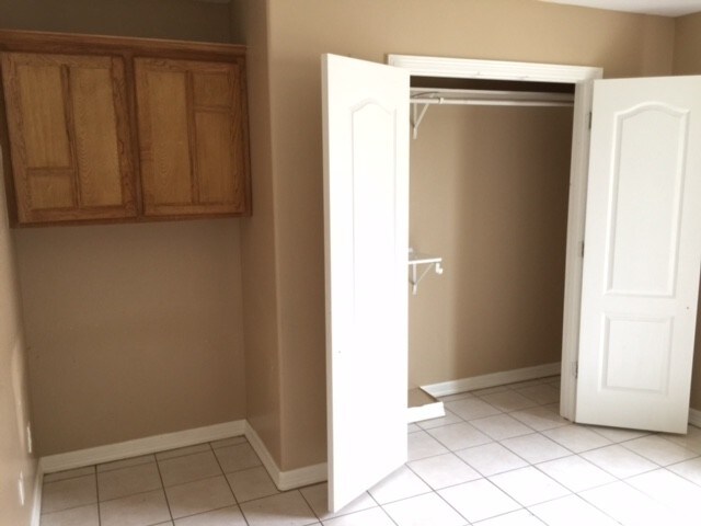 Building Photo - 1604 E Quail St