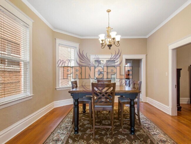 Building Photo - 820-822 W Silver