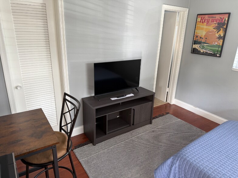 Building Photo - 2419 NE 2nd Ave