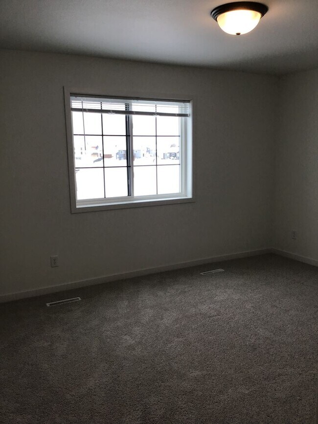 Building Photo - 3 Bed 3 Bath Single Family Home