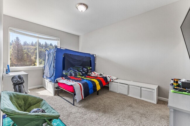 Building Photo - 5-bed, 3-bath Home in Scenic West Salem