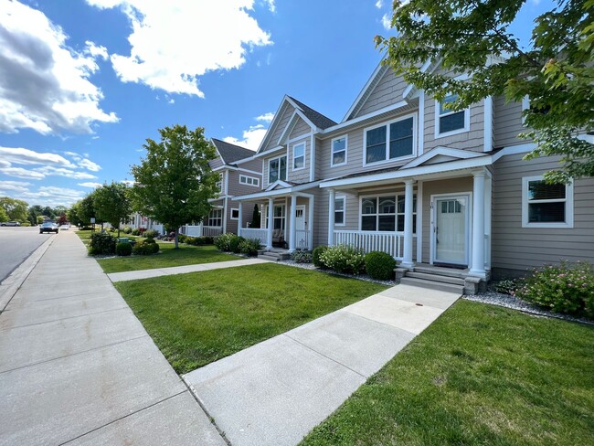 Building Photo - Gorgeous Townhome right on the river!