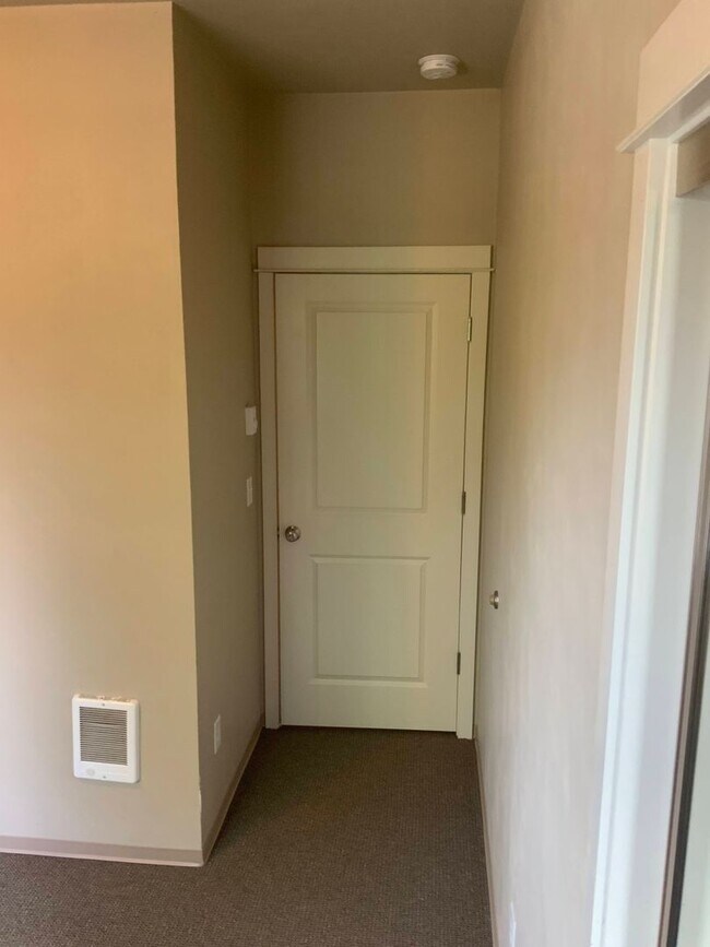 Building Photo - Move In Special!!  Close to Campus on 14th...