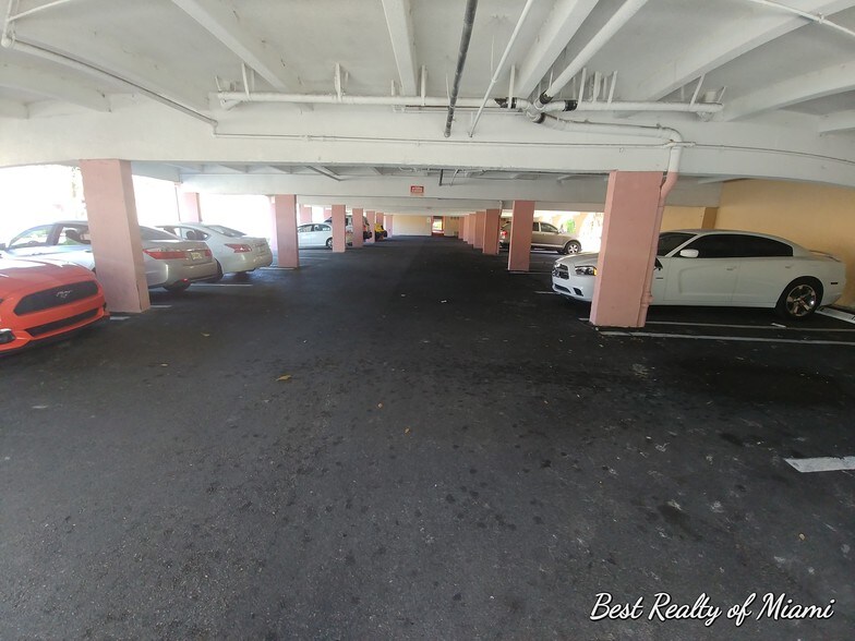Building Photo - 1305 W 53rd St