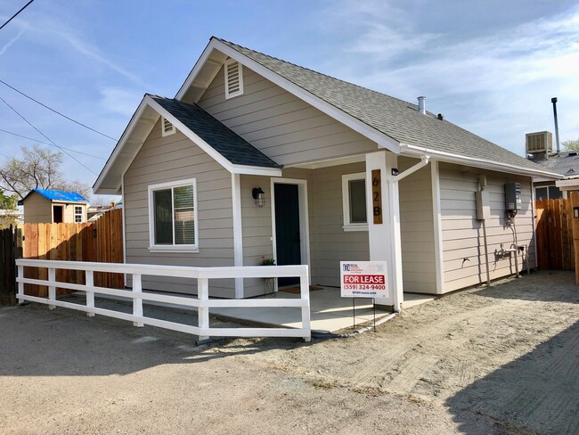 Building Photo - $1,350 Clovis Cottage 1 Bedroom Home Sierr...