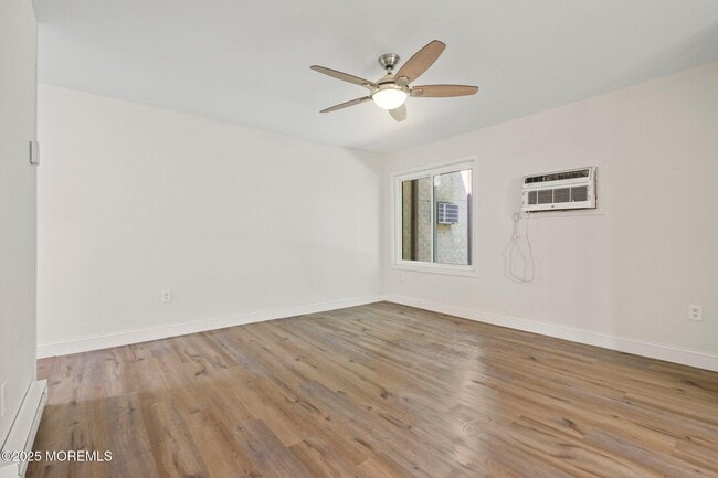 Building Photo - 60 Amberly Dr