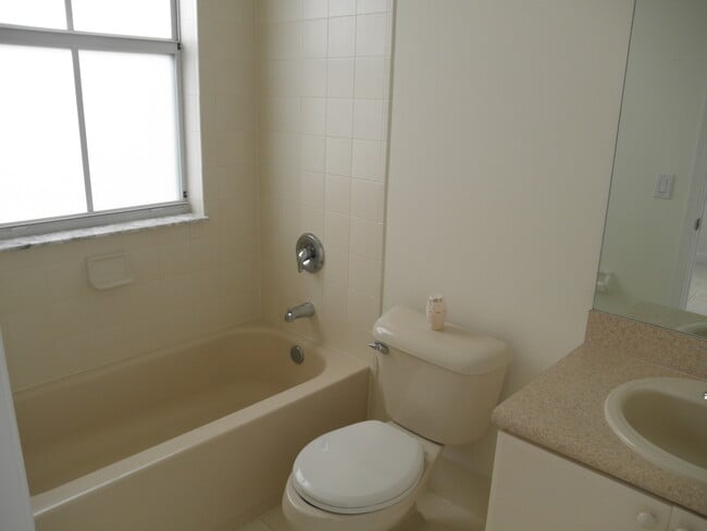 Building Photo - SHOMA TOWNHOUSES AT ROYAL PALM