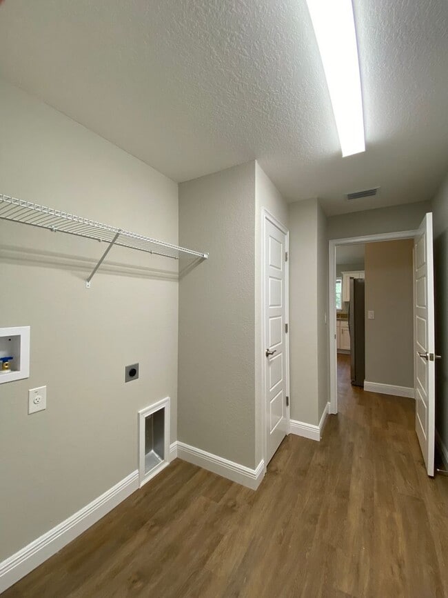 Building Photo - 130 Oak Cir