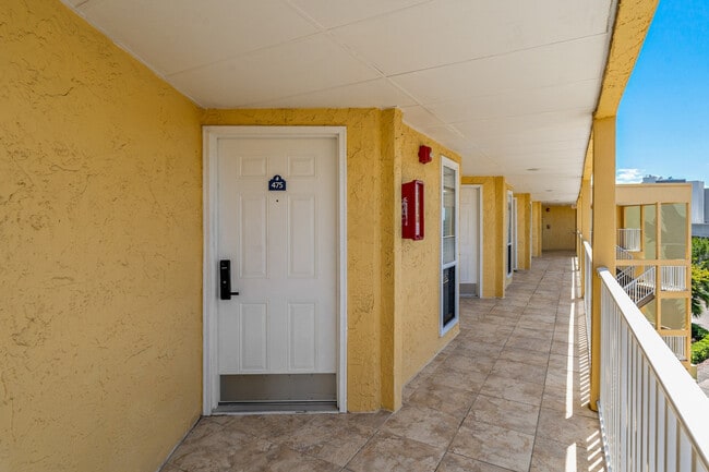 Building Photo - 2502 N Rocky Point Dr