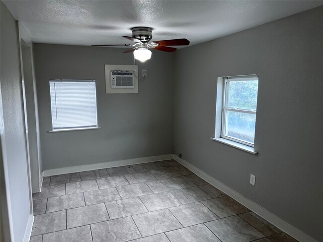 Building Photo - 712 40th St