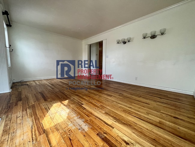 Building Photo - 3 Bedroom 1 bath - 1 car garage - "Pet Negotiable"