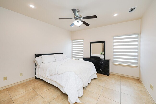 Building Photo - 10510 Sandia Dr