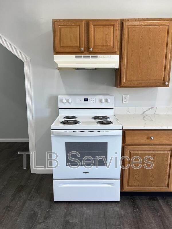 Building Photo - 731 Main St