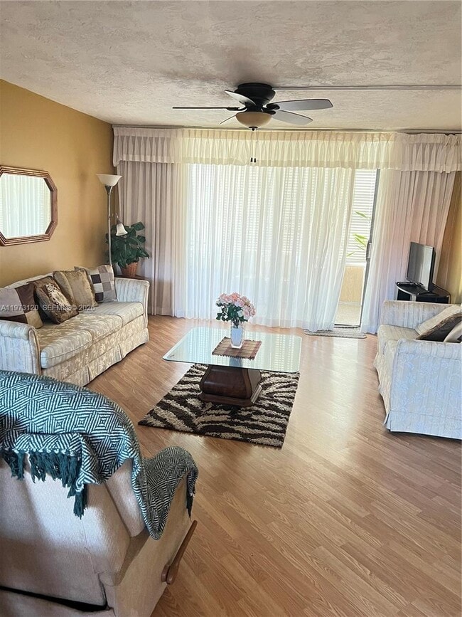 Building Photo - 2851 Somerset Dr