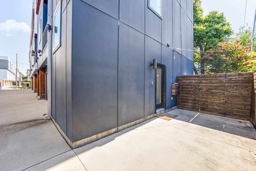 Building Photo - 5714 Bryan Pky