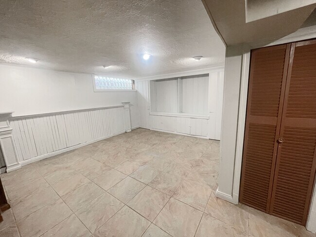 Building Photo - 43 E Burke Ave