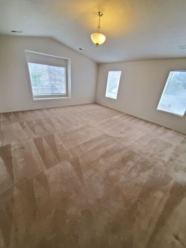 Building Photo - Stunning 2 story 2575 sq ft home- New Carpet