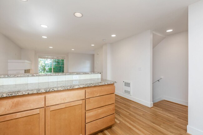 Building Photo - Charming 3 Bed Townhouse in Seattle