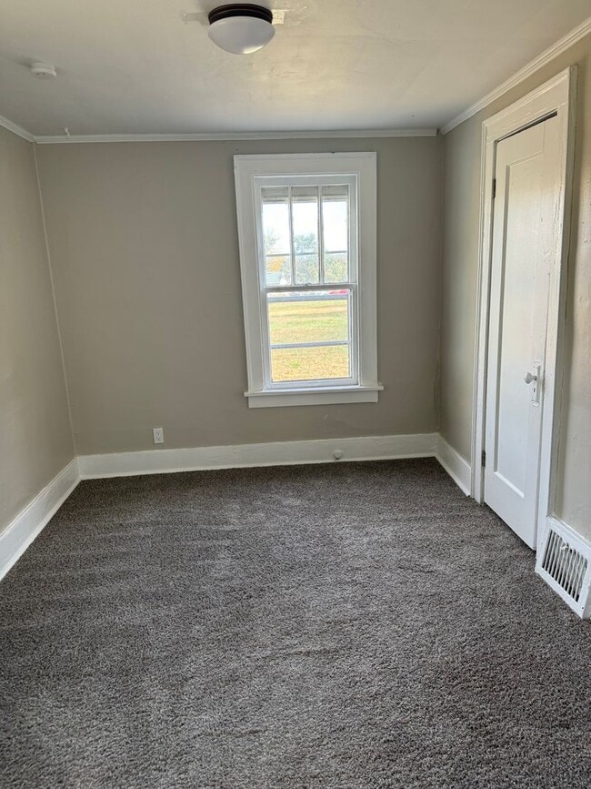 Building Photo - 3 BR, 1 BA off Fontenelle Blvd