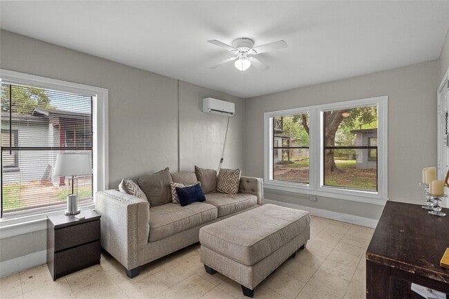 Building Photo - 814 3rd Ave N