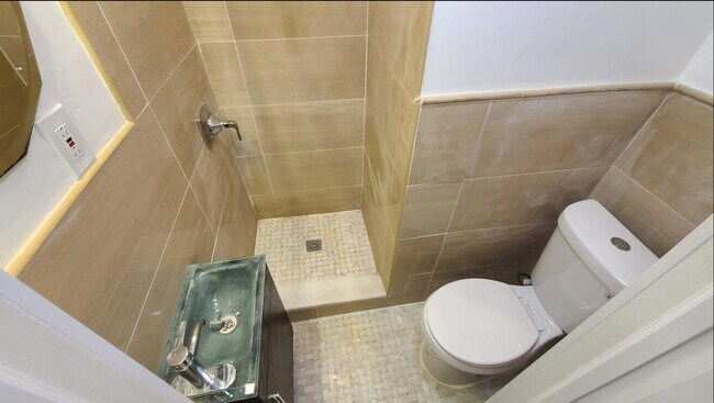 Building Photo - 476 Gregory Ave