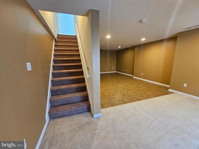 Building Photo - 33 Saphire Ct