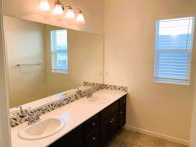 Building Photo - GORGEOUS 4 BED 3BATH HOME - DOWNSTAIRS BED...