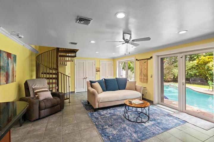 Building Photo - 614 SE 5th Ct