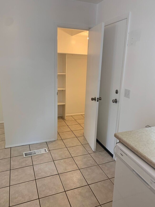 Building Photo - 651 Chester St