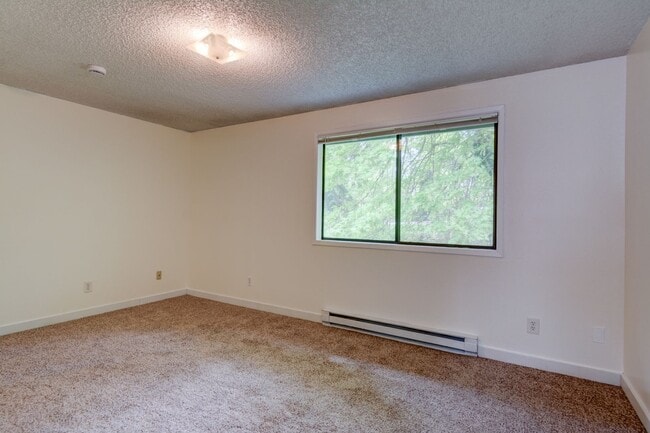 Building Photo - 3 Bedroom/2.5 bathroom townhouse centrally located Oak Harbor