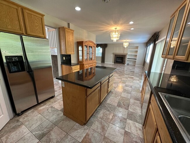 Building Photo - Beautiful 4 Bedroom 3 Full Bath Tracy Home