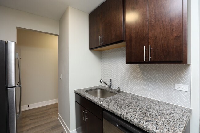 Building Photo - 533 W Surf St