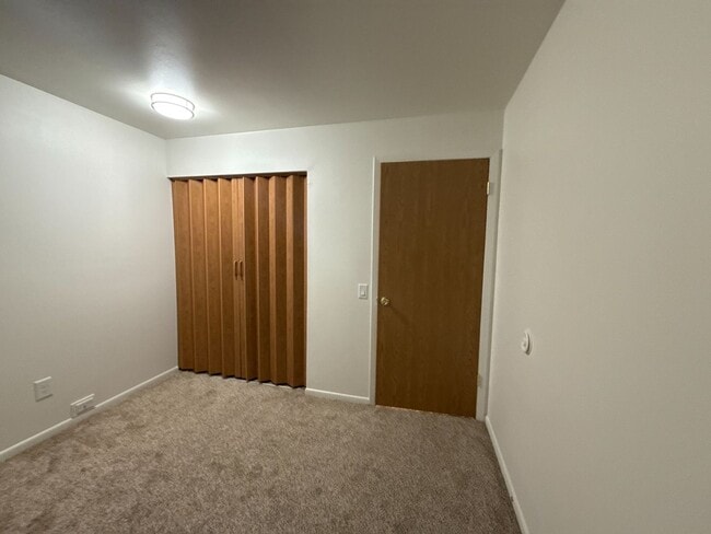 Building Photo - Lower 2-Bedroom | Heat Included & Fully Renovated