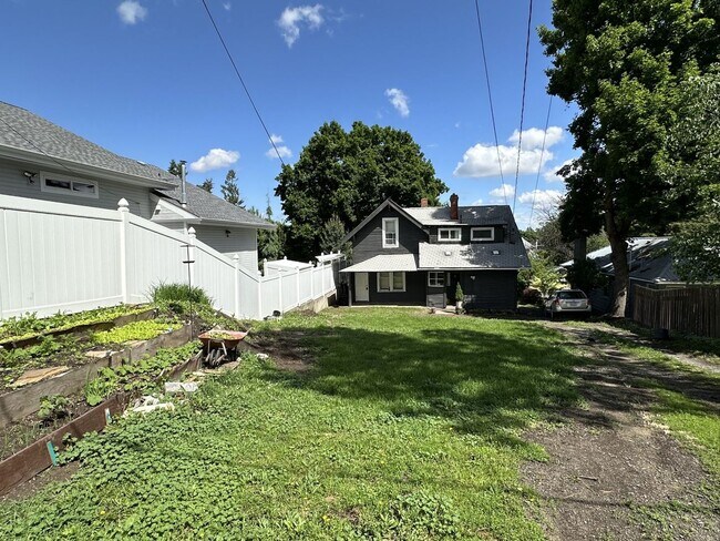 Building Photo - 207