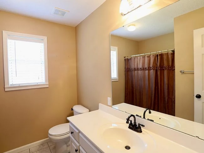 Building Photo - 3 Bed/2 Bath