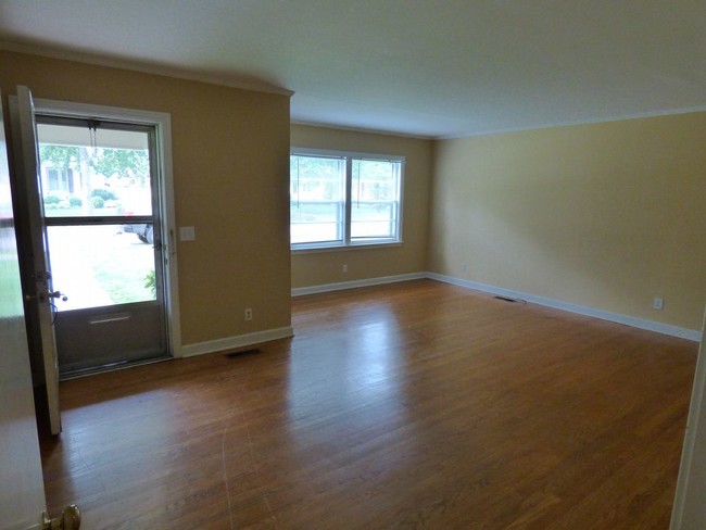 Building Photo - HUGE 2BR/2B Duplex near Downtown Murfreesboro