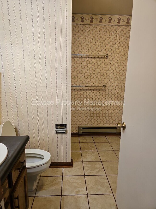 Building Photo - 9 River Dr