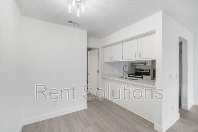 Building Photo - 4928 W Gandy Blvd